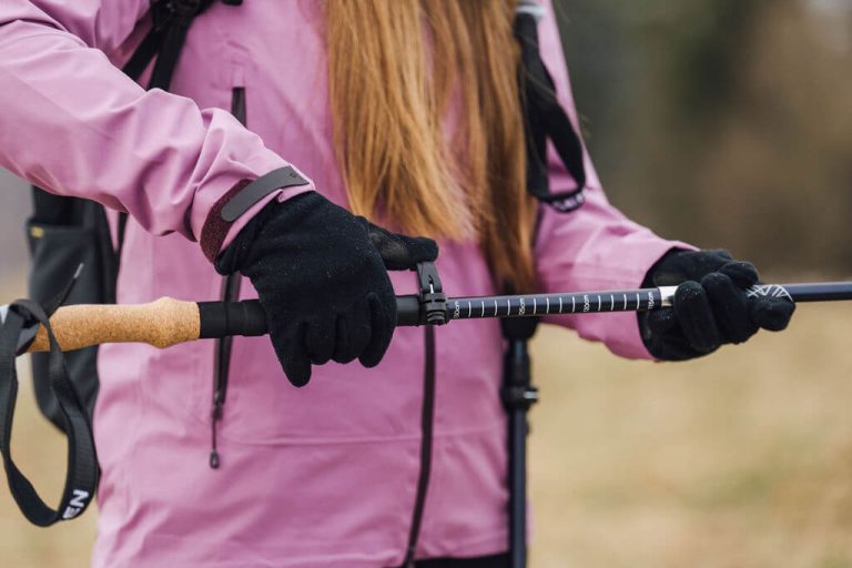 kobieta trzyma kij expedition pro
