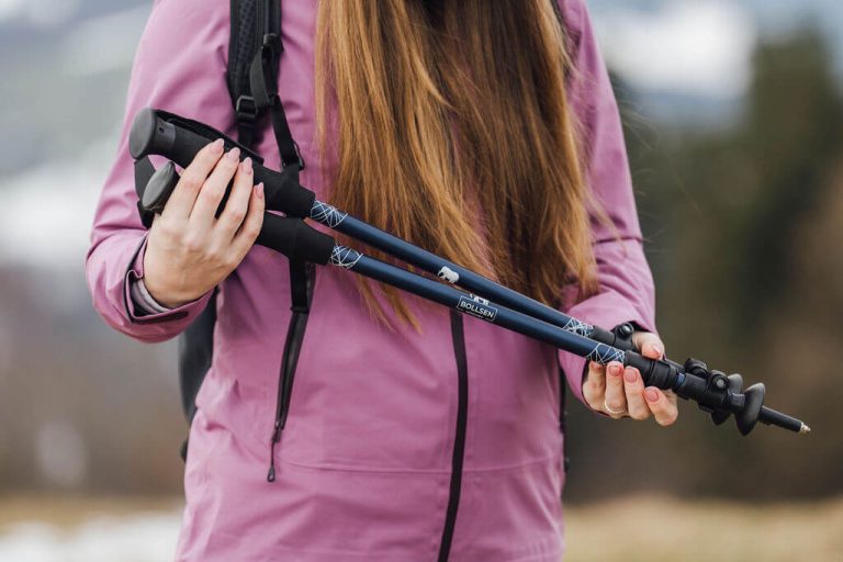 kobieta trzymająca kije Alpine Explorer
