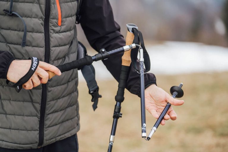 mężczyzna demontuje kij expedition pro