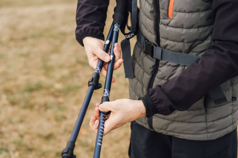 mężczyzna rozszerzający kije Alpine Explorer
